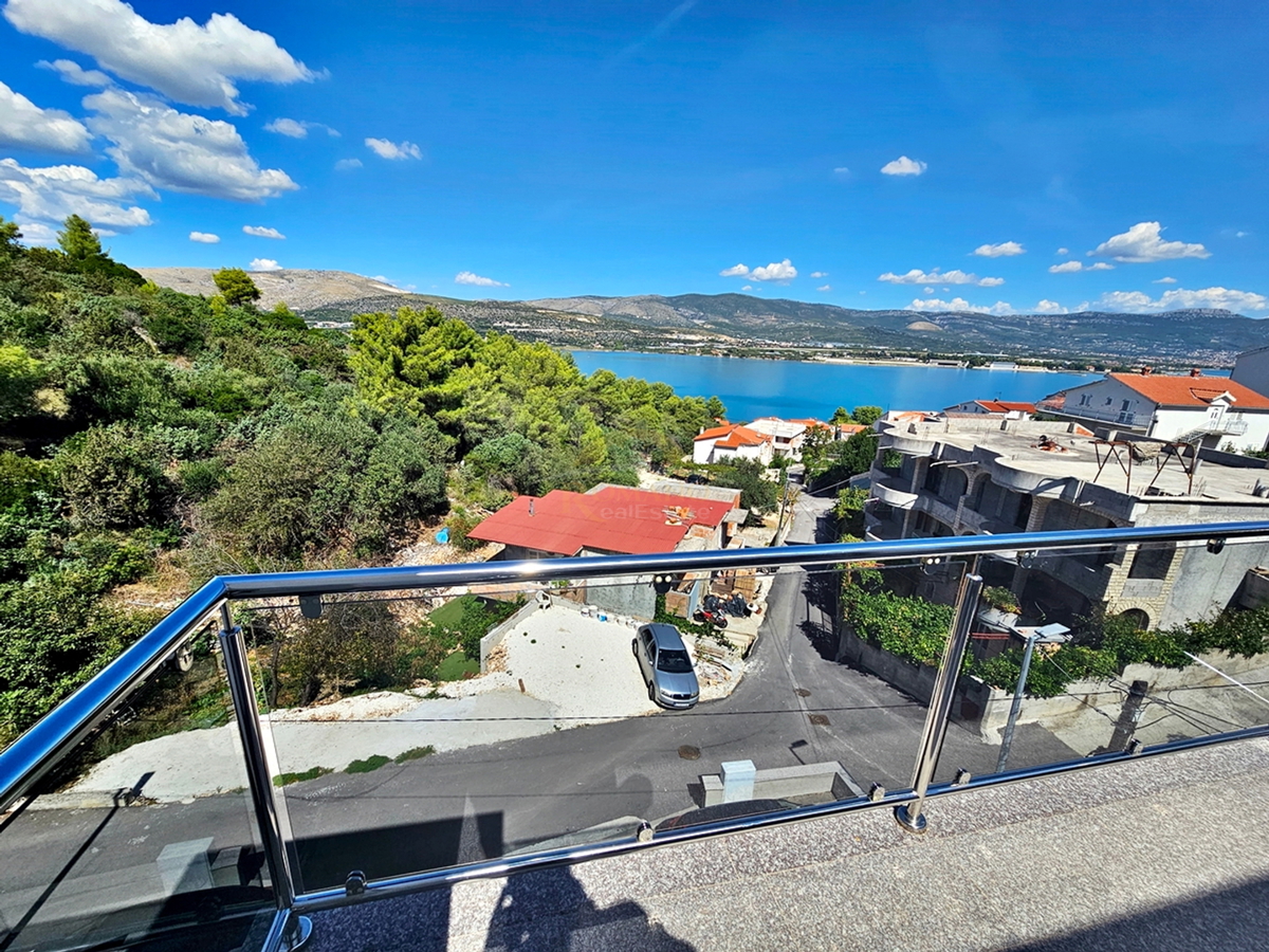 Casa di lusso a Čiovo - Mastrinka con 3 appartamenti e vista aperta sul mare